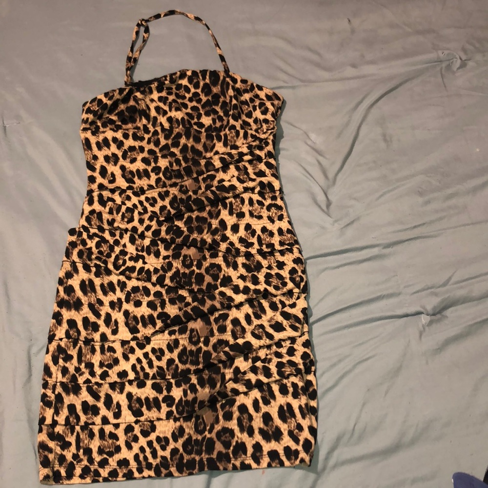 It can be worn two ways as a tube dress or a attachment string to wear over